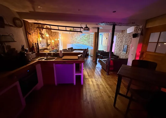 unique wellness home ,whirlpool, sauna, bbq, friends&fun