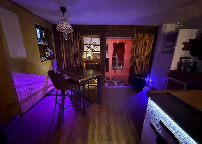 unique wellness home ,whirlpool, sauna, bbq, friends&fun